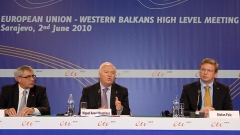 Në fotografinë (nga e majta në të djathtë): ministrat e punëve të jashtme të Bosnjë e Hercegovinës Sven Alakalaj dhe të Spanjës Migel Anhel Moratinos dhe komisionari për zgjerim të BE-së Shtefan Fjule gjatë kohës së takimin “BE – Ballkani Perëndimor”.